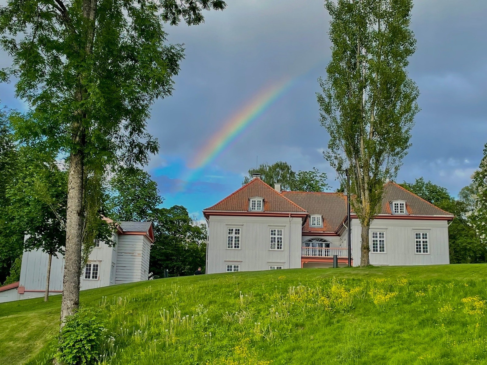 Eidsvollsbygningen og nærliggende turterreng gir fine turmuligheter for hele familien. Galleribilde