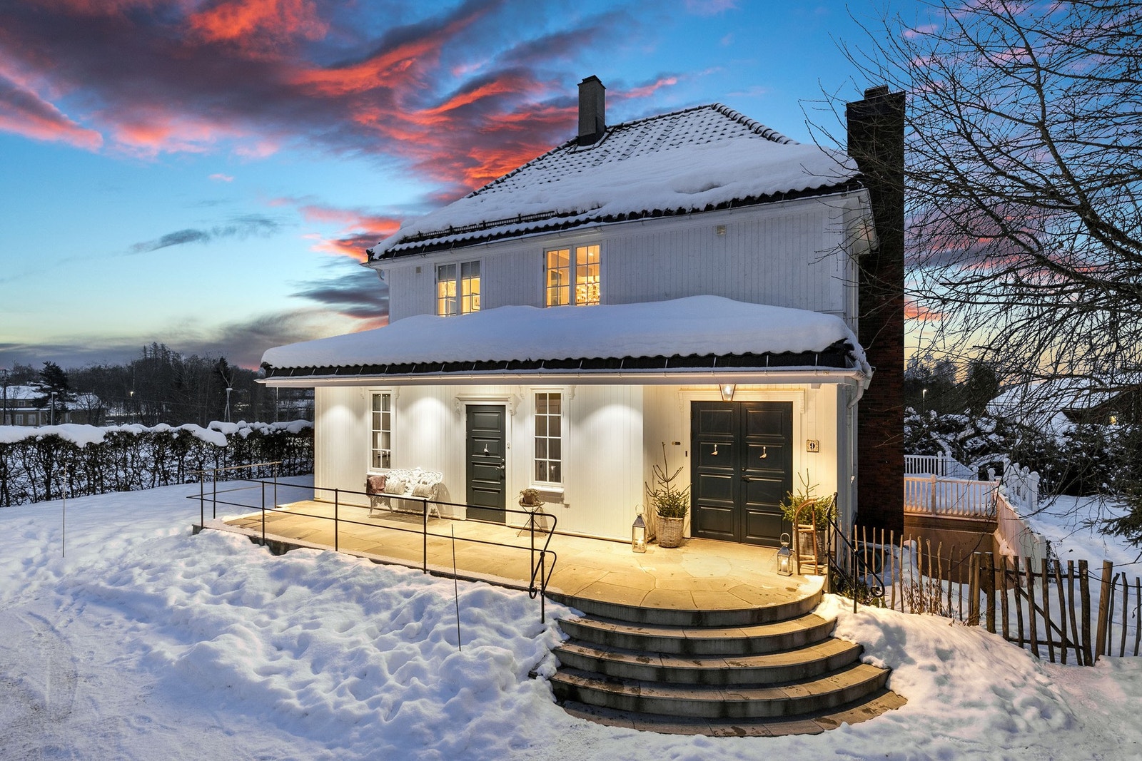 Velkommen til Sagvegen 9a, en storslått klassisk villa fra ca. 1900 beliggende i landlige og naturskjønne omgivelser på Eidsvoll Verk. Galleribilde