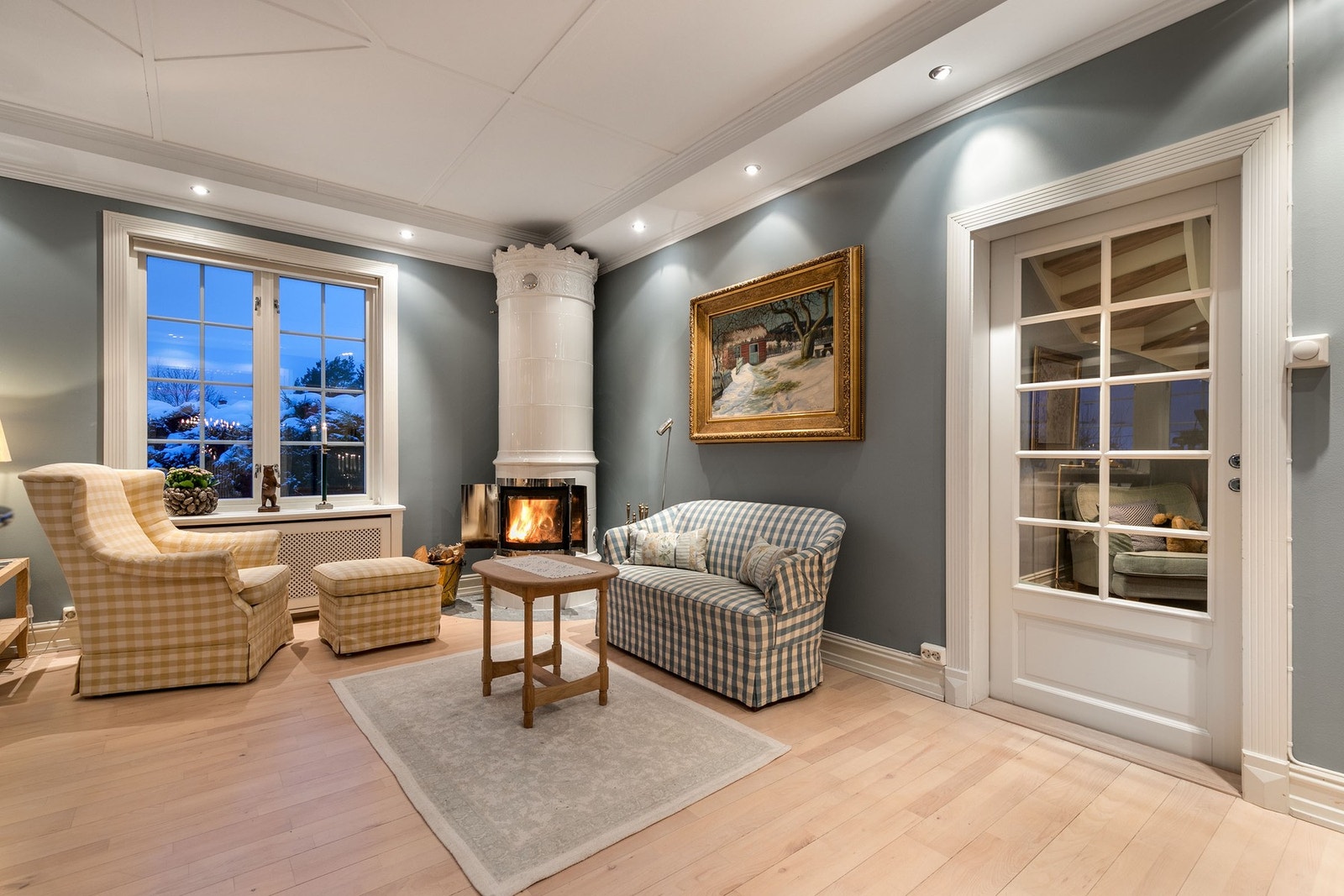 I hjørnet er det plassert en vakker kakkelovn (ny i 2017) som sammen med det brede listverket gir rommet særpreg og karakter. Galleribilde