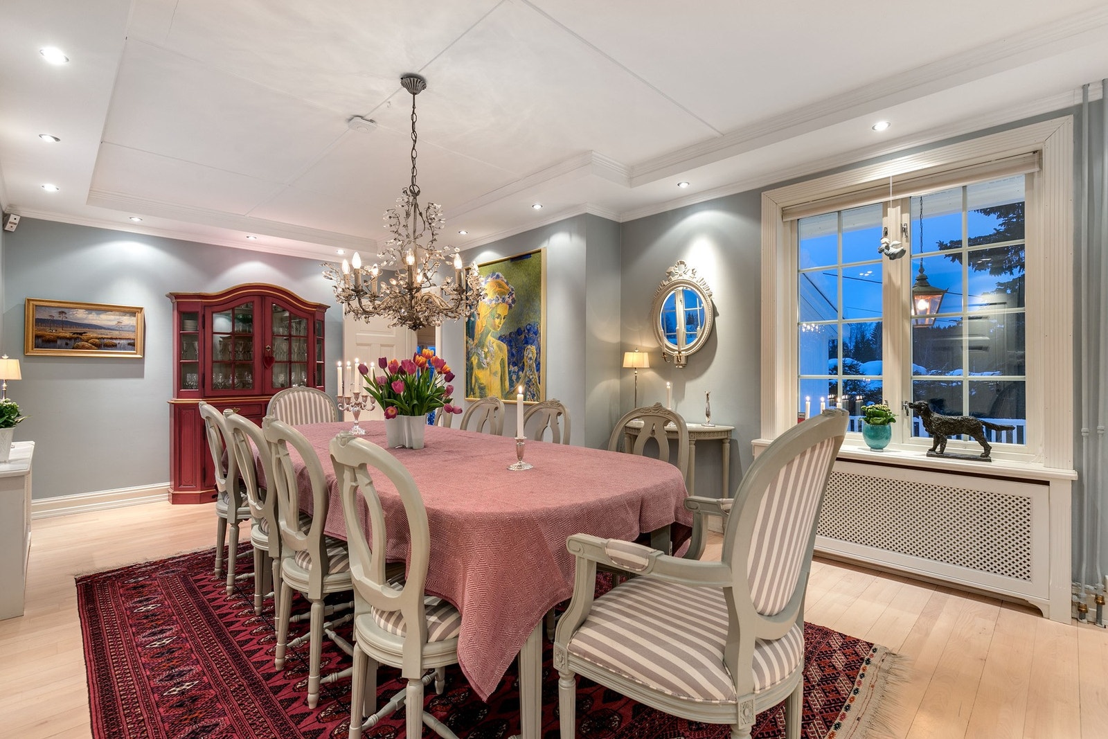 Herlig kveldsstemning i spisestuen. Galleribilde