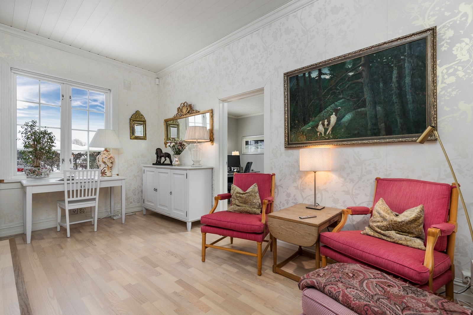 Rommet har tapetserte veggflater og parkett på gulv, med oppvarming via radiator tilknyttet vannbåren varme (bergvarme). Rommet er iht. byggetegninger godkjent som kontor. Galleribilde