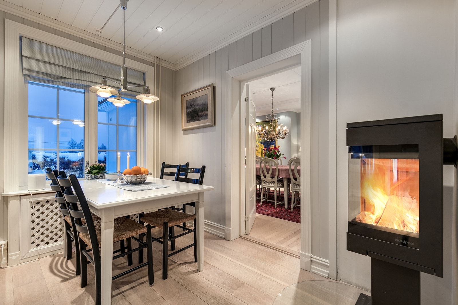 Kjøkkenet har også plass til et hyggelig frokostbord, og en moderne peisovn (ny i 2012) sørger for god varme på kjølige dager. Galleribilde