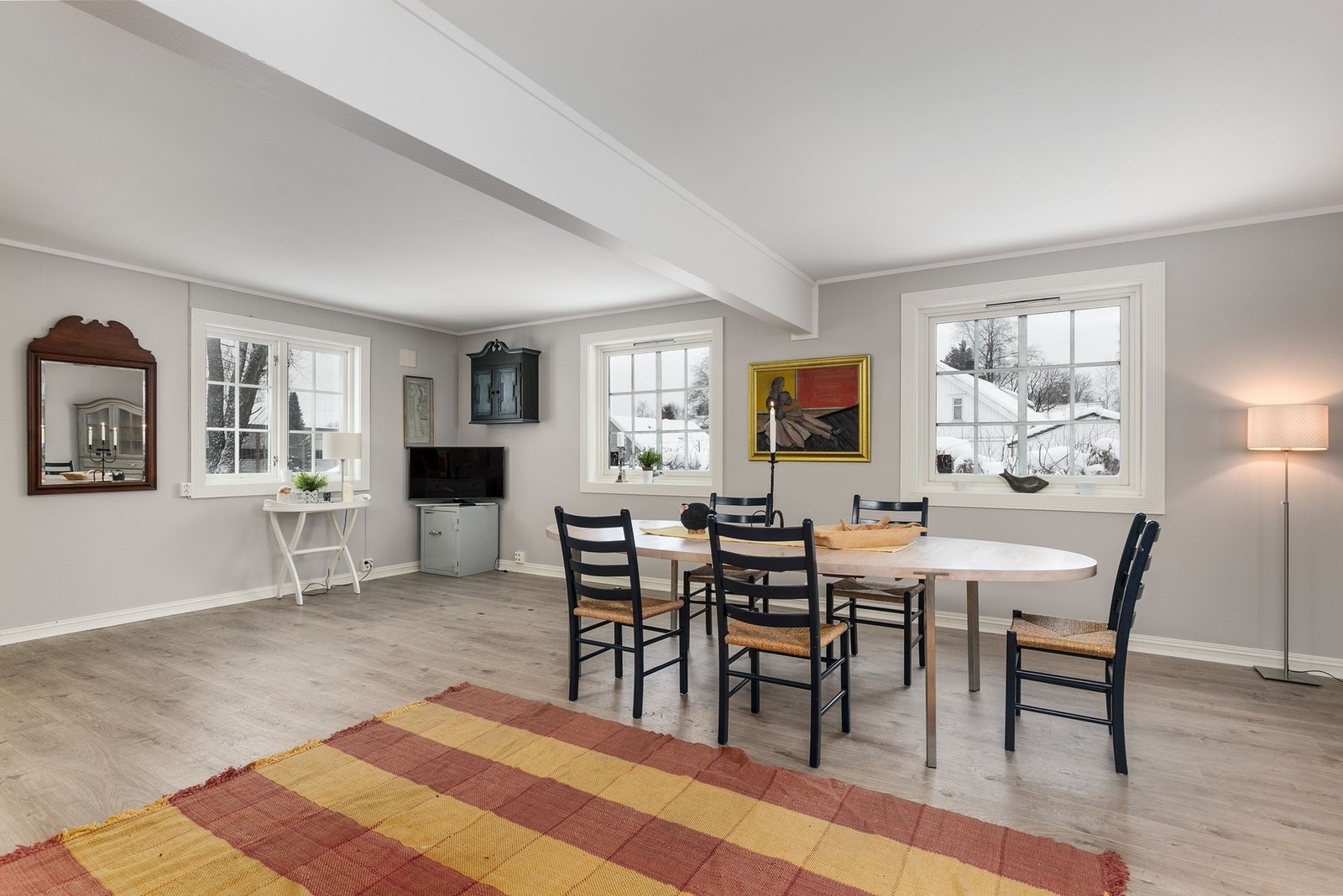 Rommet ble ifølge eier pusset opp i 2014 og det ble lagt varmekabler i gulvet. Galleribilde