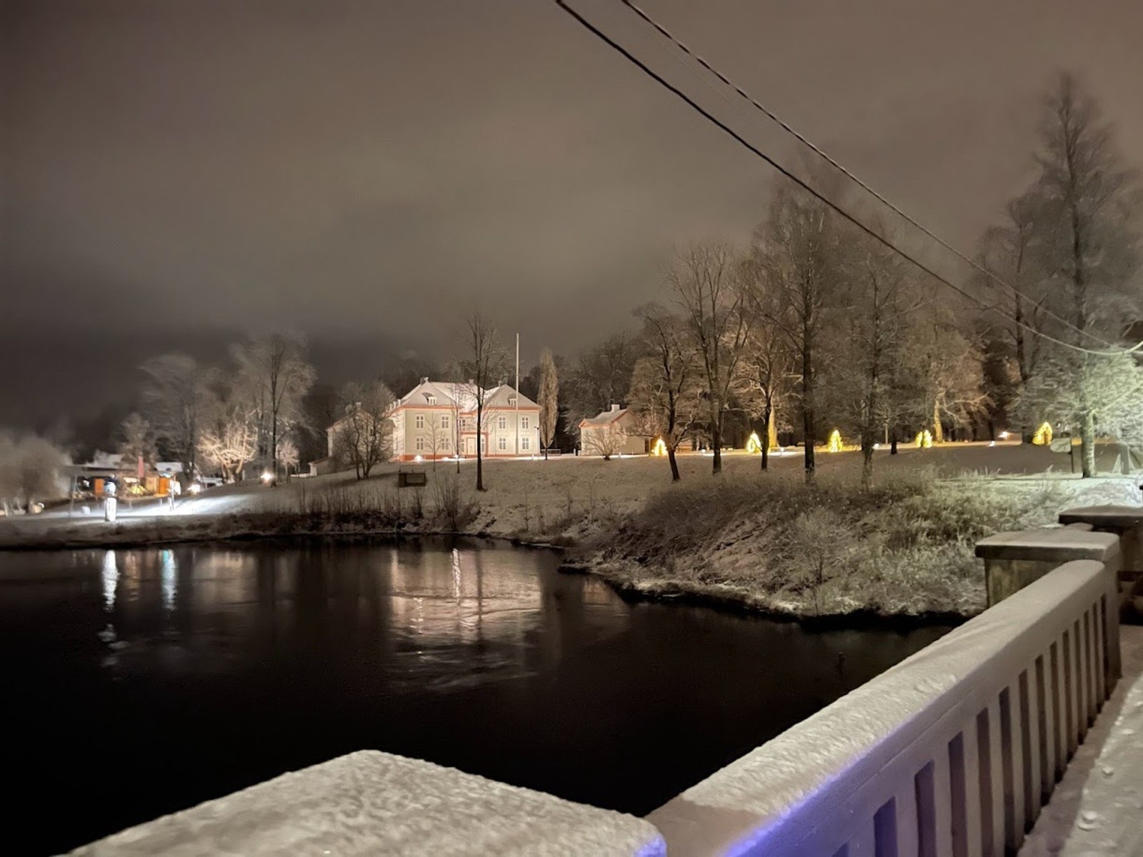 Eidsvollsbygningen og nærliggende turterreng gir fine turmuligheter for hele familien. Galleribilde