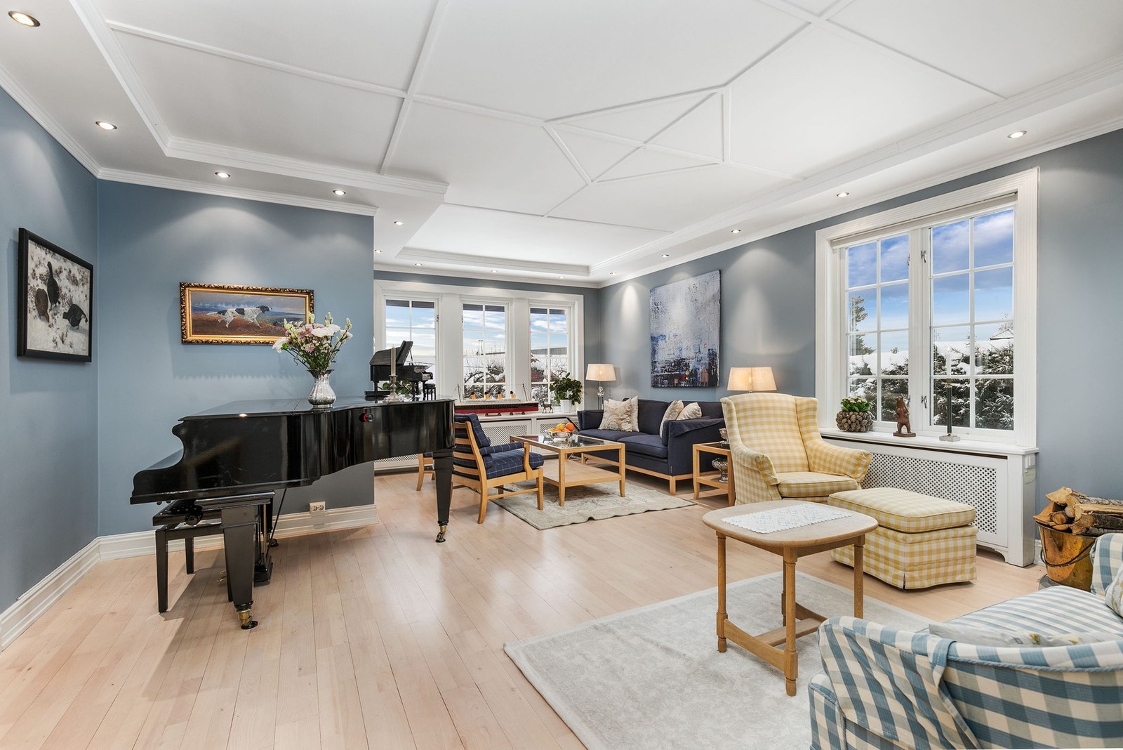 Hovedstuen fremstår som stor, åpen og luftig med takhøyde på hele 2,57 meter. Rommet har lysmalte, slette veggflater og parkett i ekstra tykkelse. Galleribilde