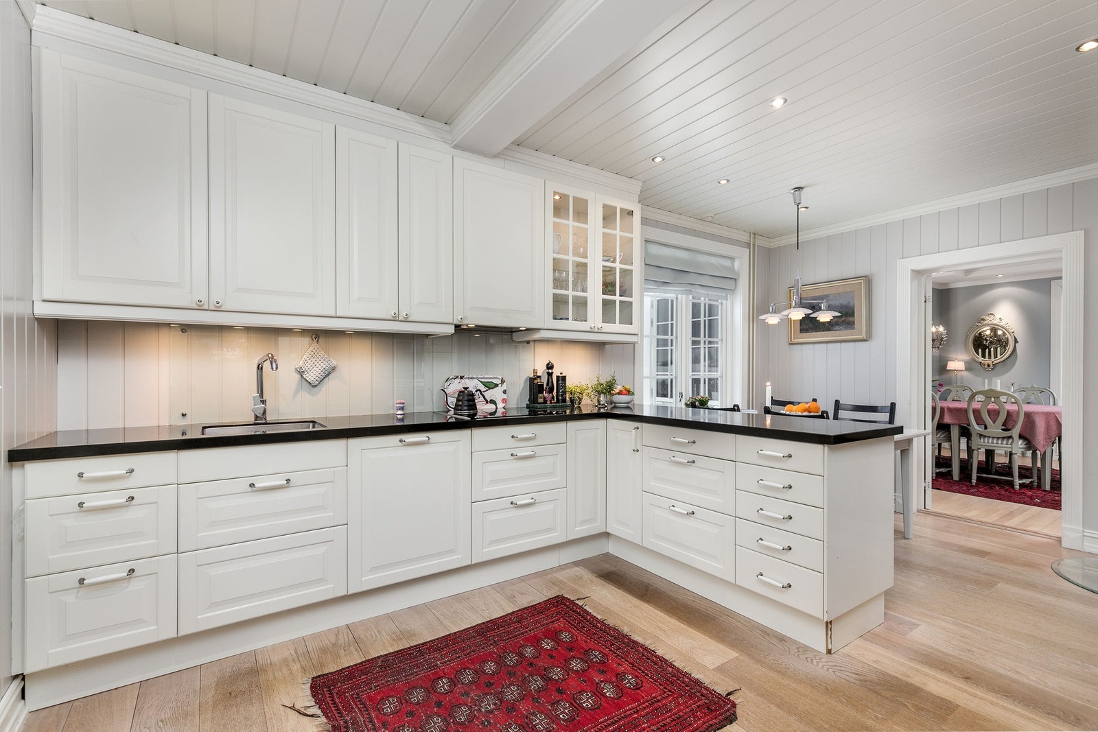 Kjøkkenet er et pent, klassisk kjøkken fra Ikea, nytt i 2010. Rommet er av god størrelse med rikelig benke- og arbeidsplass, og de store vinduene slipper inn godt med naturlig lys. Galleribilde