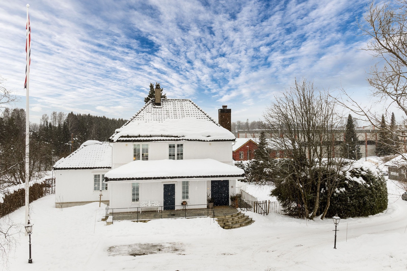 Den store gårdsplassen har plass til flere biler, slik at det er god fleksibilitet for beboere og gjester. Galleribilde