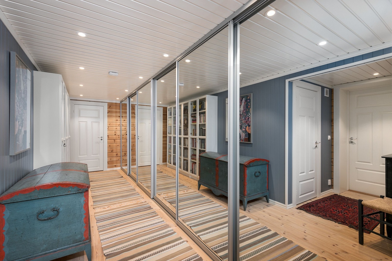 Gang i kjeller med gode lagringsmulighter via stor plassbygget skyvedørsgarderobe. Galleribilde