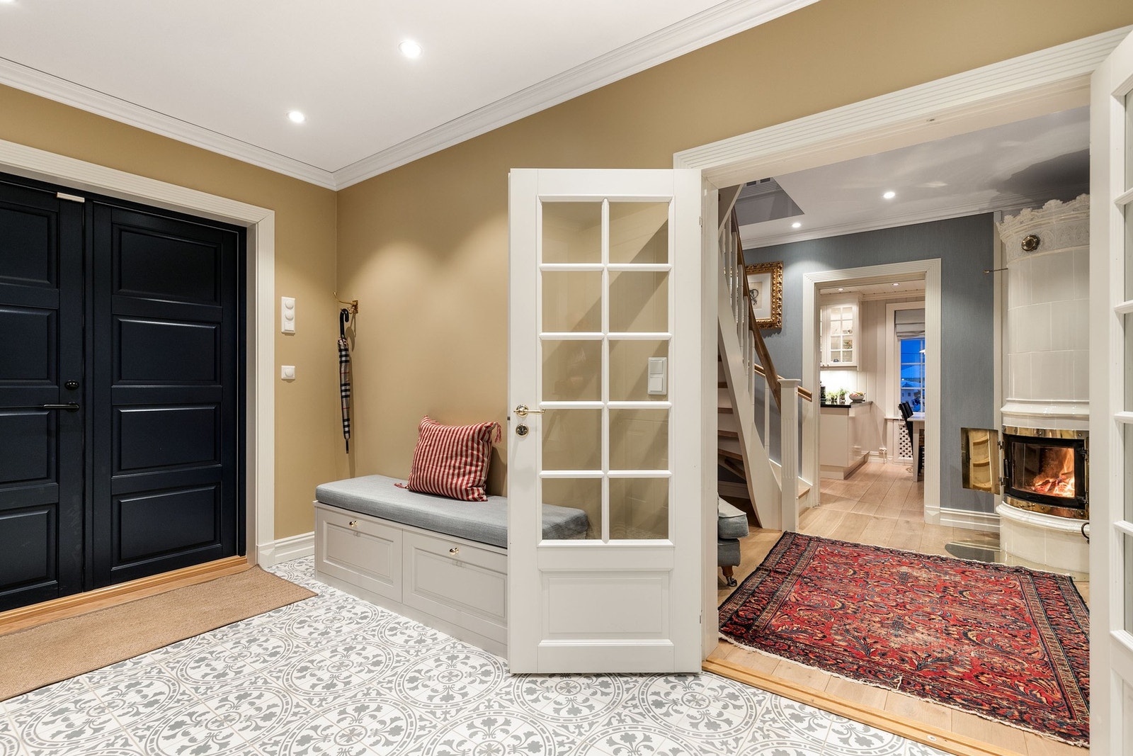 Rommet har malte, slette veggflater og historiske fliser på gulv med underliggende gulvvarme. Galleribilde