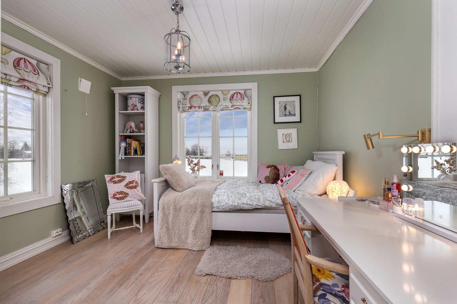 Soverom 2 har tapetserte veggflater, heltre gulvbord fra Skovin og store vindusflater med godt lysinnslipp. Oppvarming via radiator tilknyttet vannbåren varme (bergvarme). Galleribilde