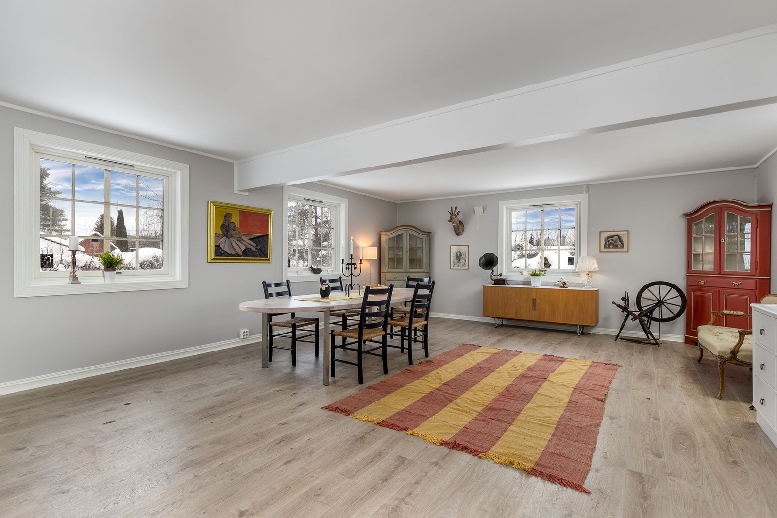 Innredet selskapslokale, kontor eller stort allrom med malte veggflater og store vindusflater som slipper inn rikelig med naturlig lys - perfekt for selskaper, samlinger eller hobbybruk Galleribilde