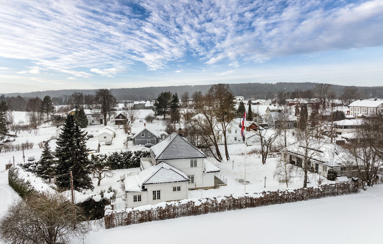 Eiendommen fremstår som skjermet og privat, med vakker bøkhekk som rammer inn tomten, samt granhekk, rododendron, hegg og rogn som gir grønne soner og skjermer mot naboer. Galleribilde