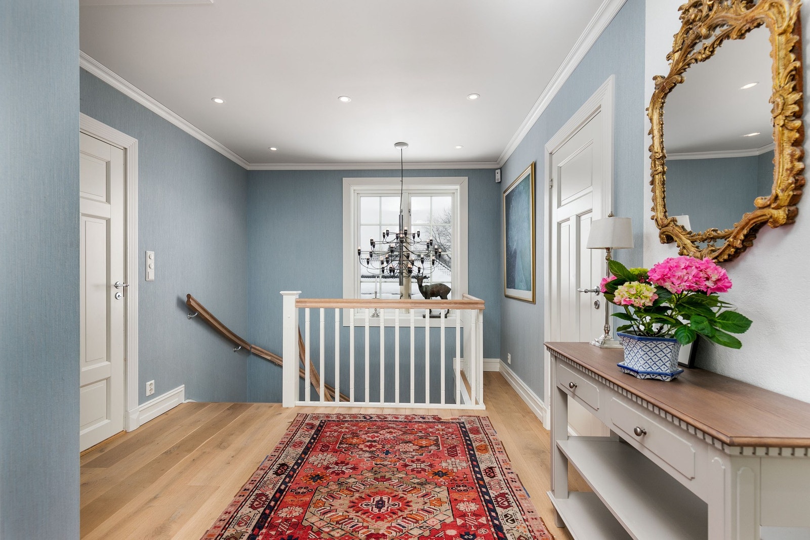 Flott trapperom i boligens 2. Etasje. Himlingen er pent lyssatt med downlights. Galleribilde