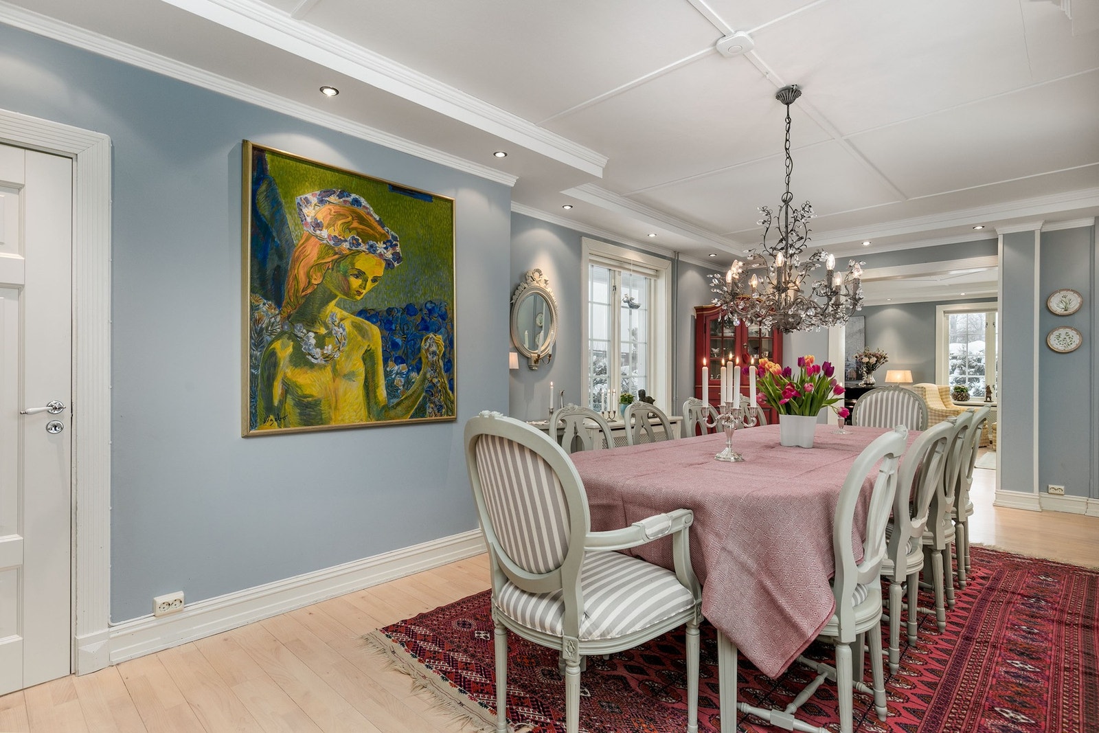 Det store vinduet gir rikelig med naturlig lys. Galleribilde