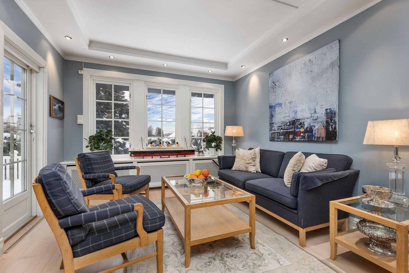 Under vinduene er det montert radiatorer tilknyttet vannbåren varme (bergvarme), med spesialbygde innramminger som gir en jevn og behagelig innetemperatur. Galleribilde