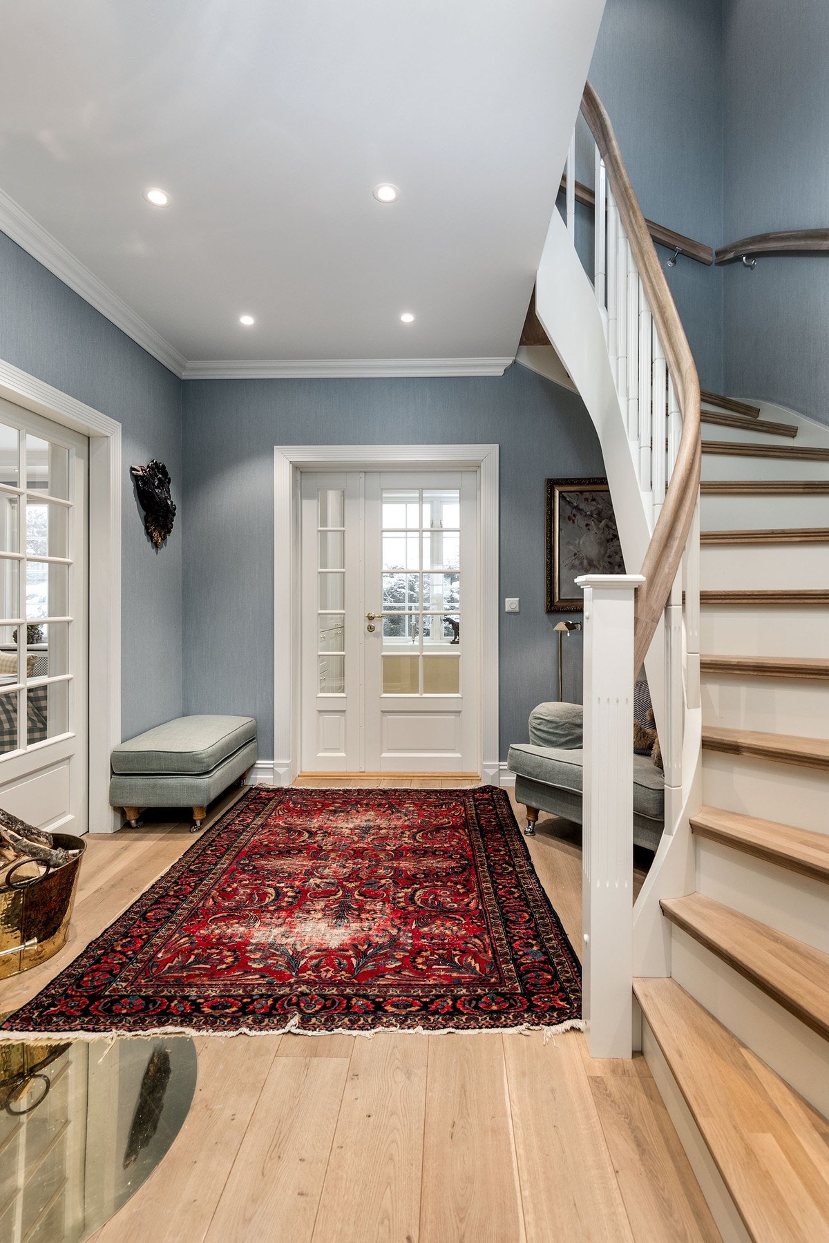 Rommet har Novalin lintapet på veggflater og eikeparkett i ekstra tykkelse på gulv, som gir økt slitestyrke og lang levetid. Den flotte heltretrappen ble skiftet i 2021. Galleribilde