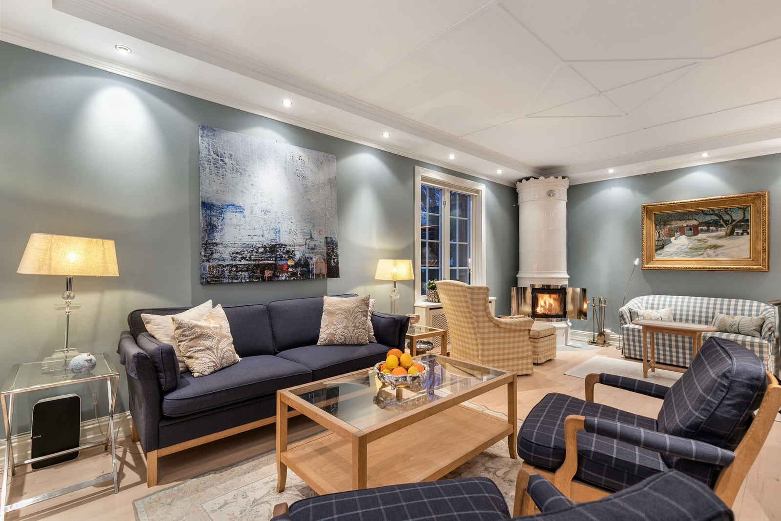 Stuen har god plass til romslig sofaløsning. Galleribilde