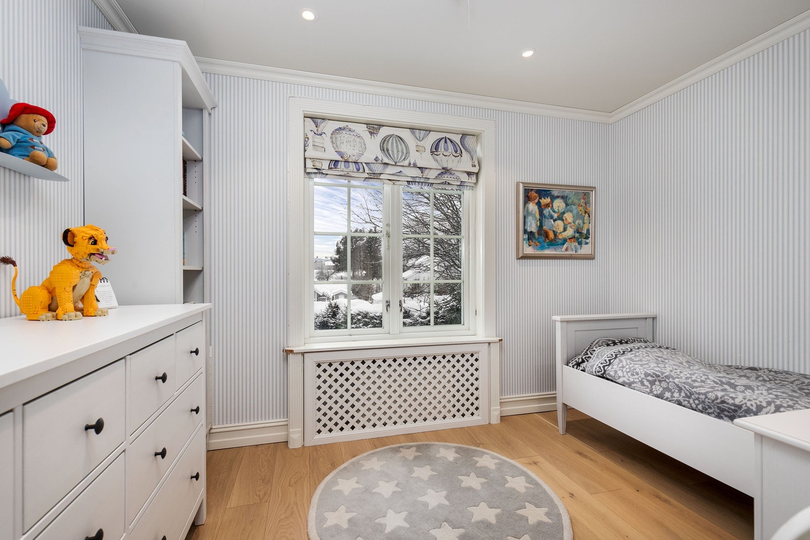 Soverom 3 har tapetserte veggflater, heltre gulvbord fra Skovin og store vindusflater med godt lysinnslipp. Oppvarming via radiator tilknyttet vannbåren varme (bergvarme). Galleribilde