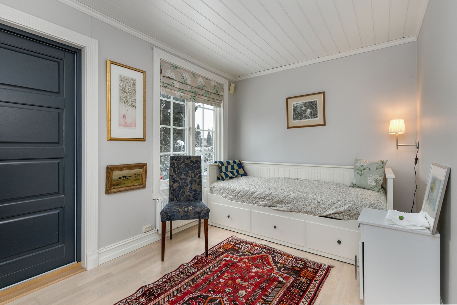 De store vinduene gir godt lysinnslipp, og rommet har egen utgangsdør - en praktisk løsning for eksempel ved hjemmekontor. Rommet er iht. byggetegninger godkjent som kontor. Galleribilde