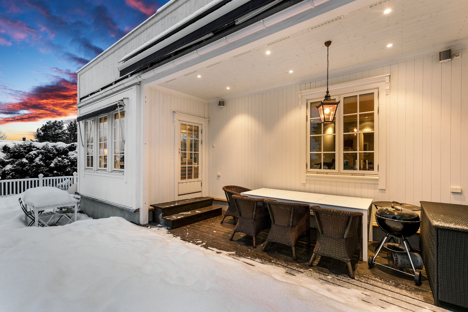 Fra stuen er det utgang til en stor, delvis overbygget sydvendt terrasse på hele 62 kvm i trekonstruksjon, med direkte trapp ned til hagen - perfekt for sommerdagene og hyggelige samlinger utendørs. Galleribilde