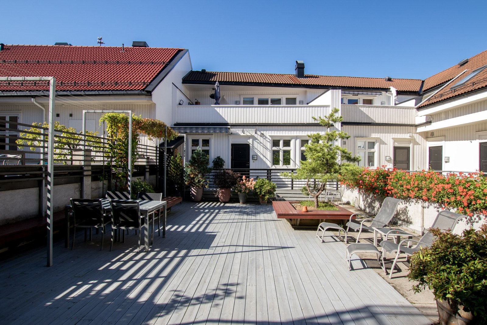 Innholdsrik og arealeffektiv 3-roms selveierleilighet beliggende i byggets 3. etasje, midt i hjertet av Tønsberg sentrum. Galleribilde