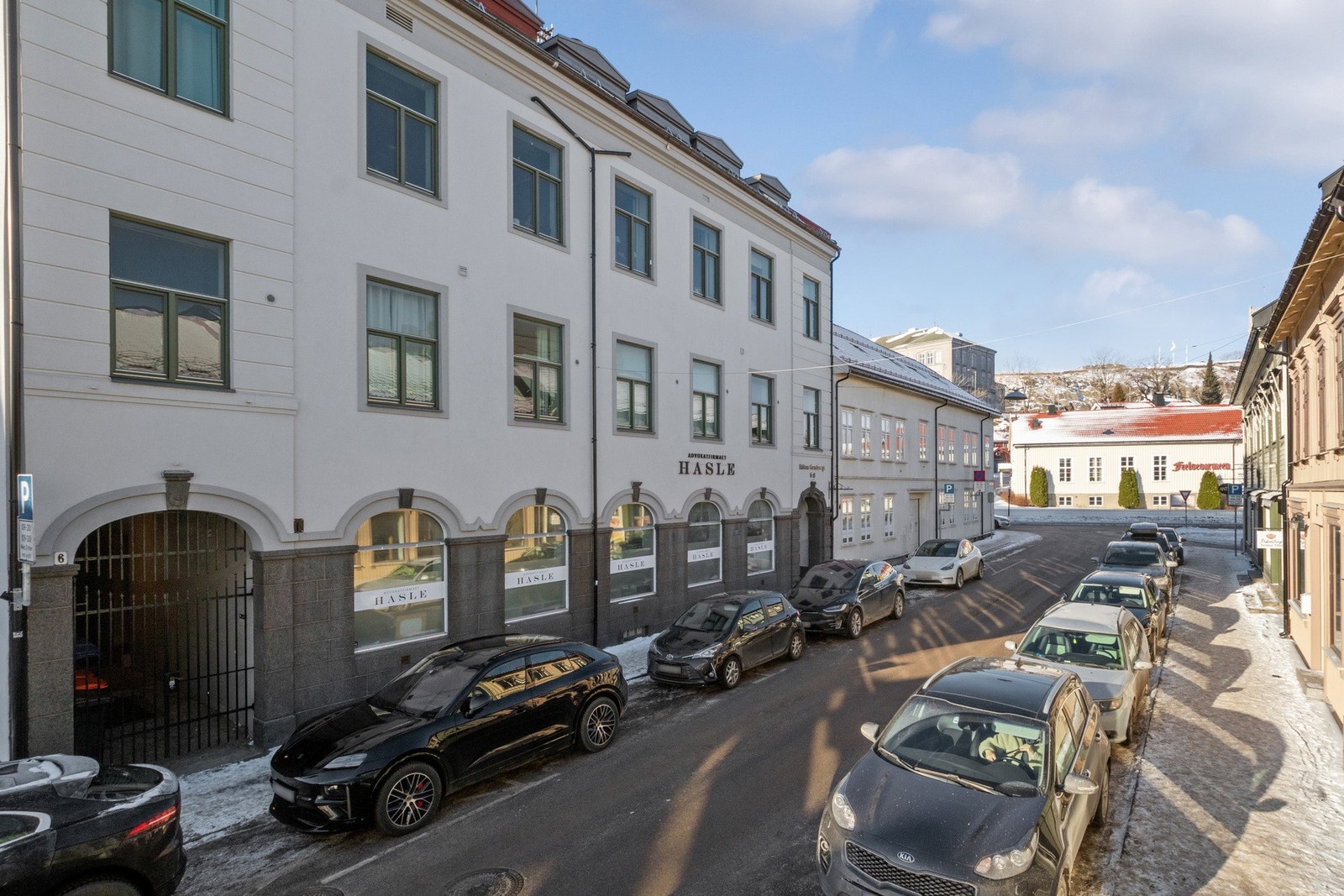 Leiligheten har en meget sentral og attraktiv beliggenhet midt i Tønsberg sentrum. Her er det nærhet til alt det Tønsberg har å by på! Galleribilde