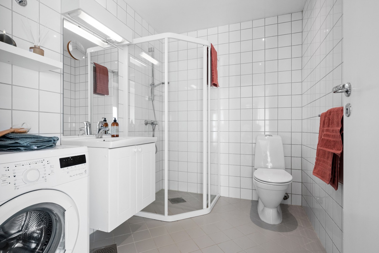 Badet er fra 2004 og har flislagt gulv med varmekabler, flislagte vegger og downlights i himling. Galleribilde