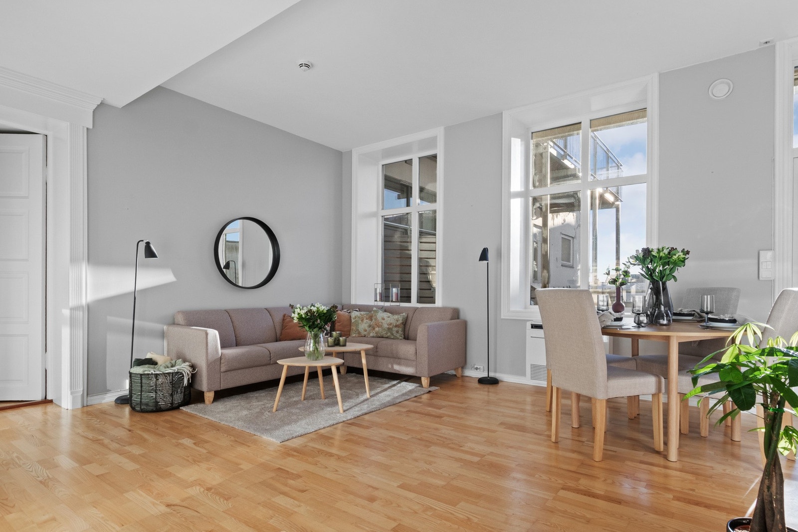 Boligen har en god planløsning og inneholder en romslig stue. Stuen er stor og fin med en sosial dynamikk med god plass til spisestue og sofaløsning med tilhørende møblement. Her er det mange vindusflater som gir godt med naturlig lys. Galleribilde