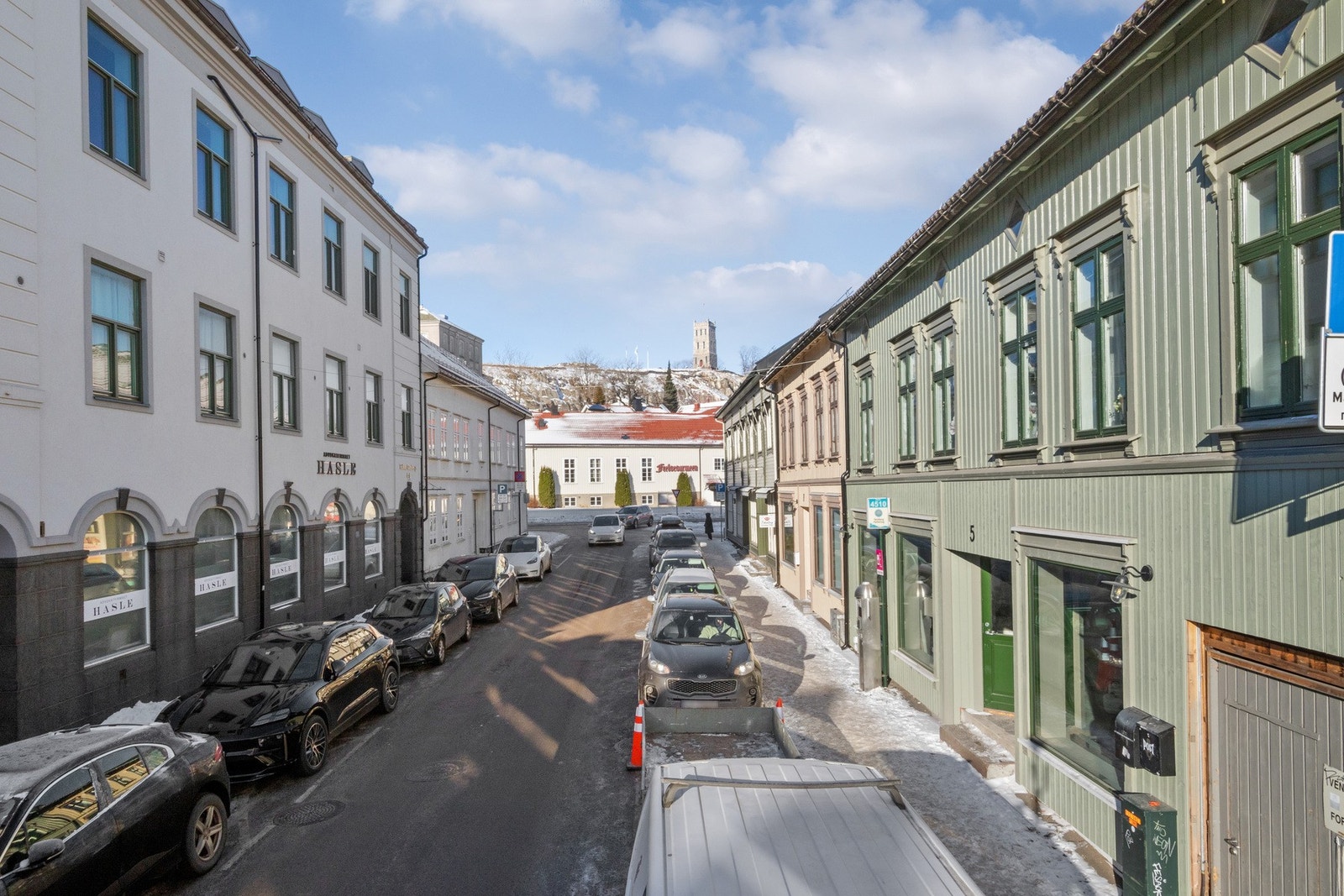 ALTI Farmandstredet (og nyrenoverte Farmandstorvet) er kun noen få skritt unna, og det er gangavstand til alt av forretninger, kulturtilbud, servicetilbud, parker, Slottsfjellet og det populære bryggeområdet med kafeer og restauranter. Galleribilde