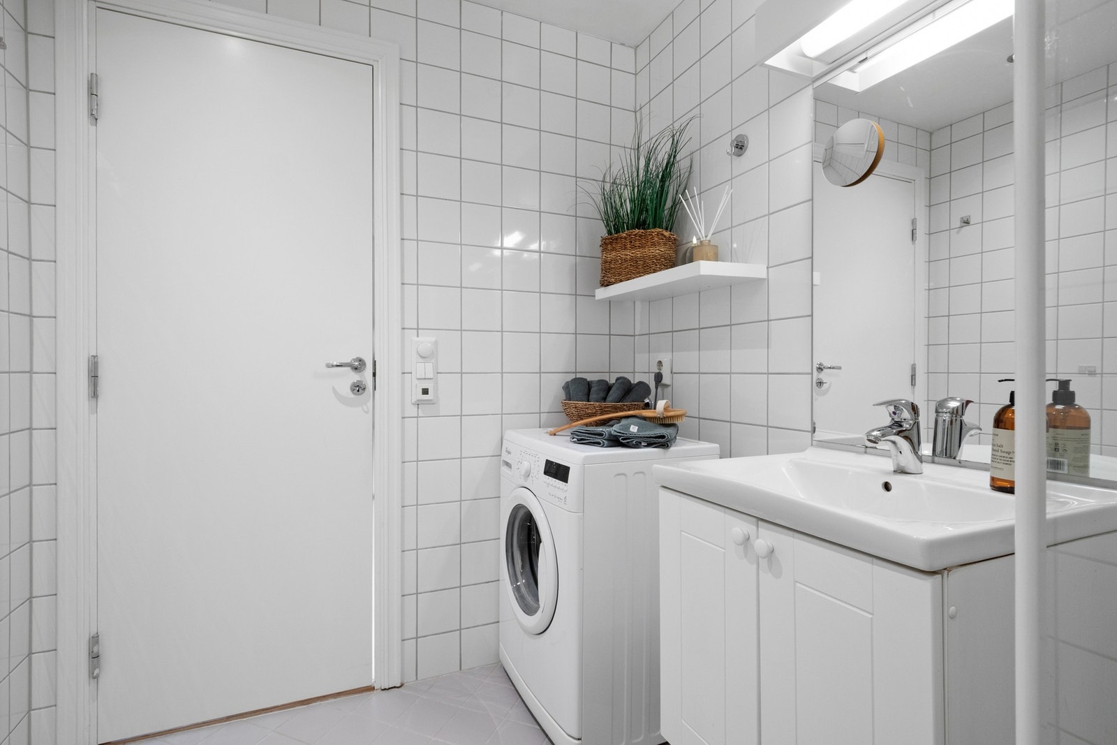 Rommet er innredet med servantinnredning, dusjhjørne, wc og opplegg for vaskemaskin. Mekanisk avtrekk. Galleribilde