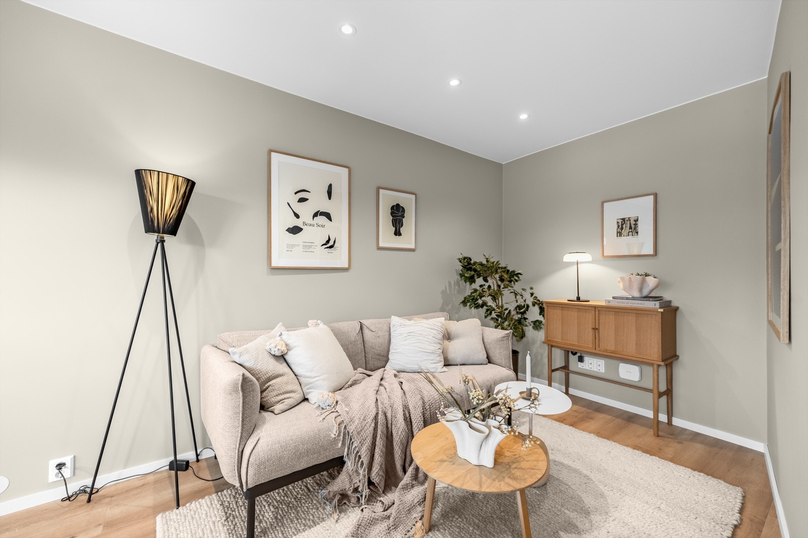 Det er god plass til både sofagruppe med tilhørende møblement og TV-benk, samt spisebord o.l. Galleribilde