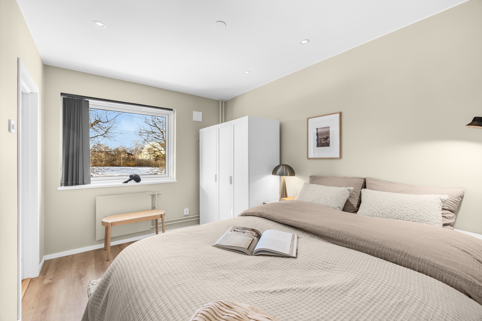 Stort vindu gir rommene godt med naturlig lys og gode muligheter for lufting. Galleribilde