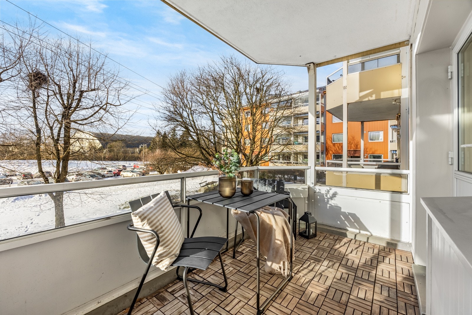 Balkongen er på 7 m², og har rikelig med plass til sittegruppe, grill og hyggelig beplantning. Galleribilde