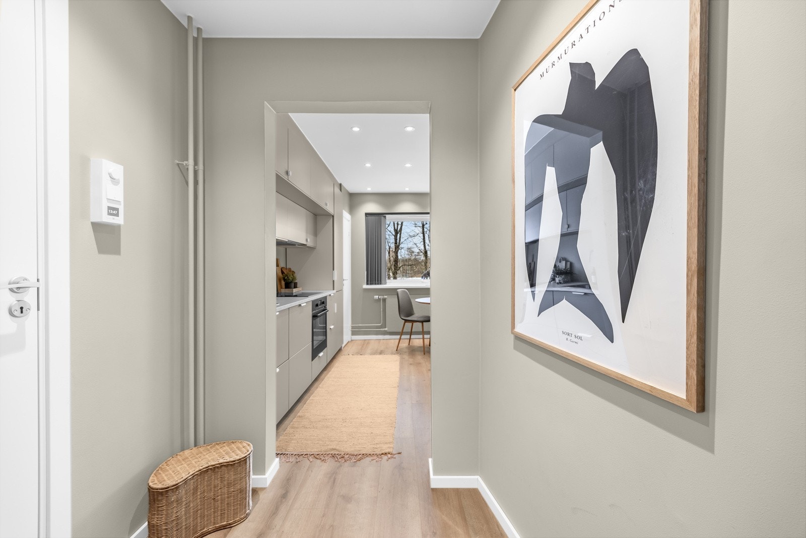 Lys og innbydende entré/gang med god plass til oppbevaring av yttertøy og sko. Galleribilde