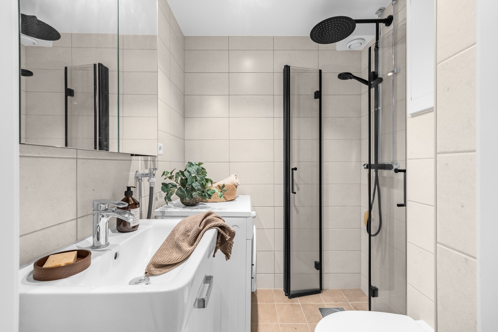 Pent baderom som ble rehabilitert i regi av borettslaget i 2025. Galleribilde