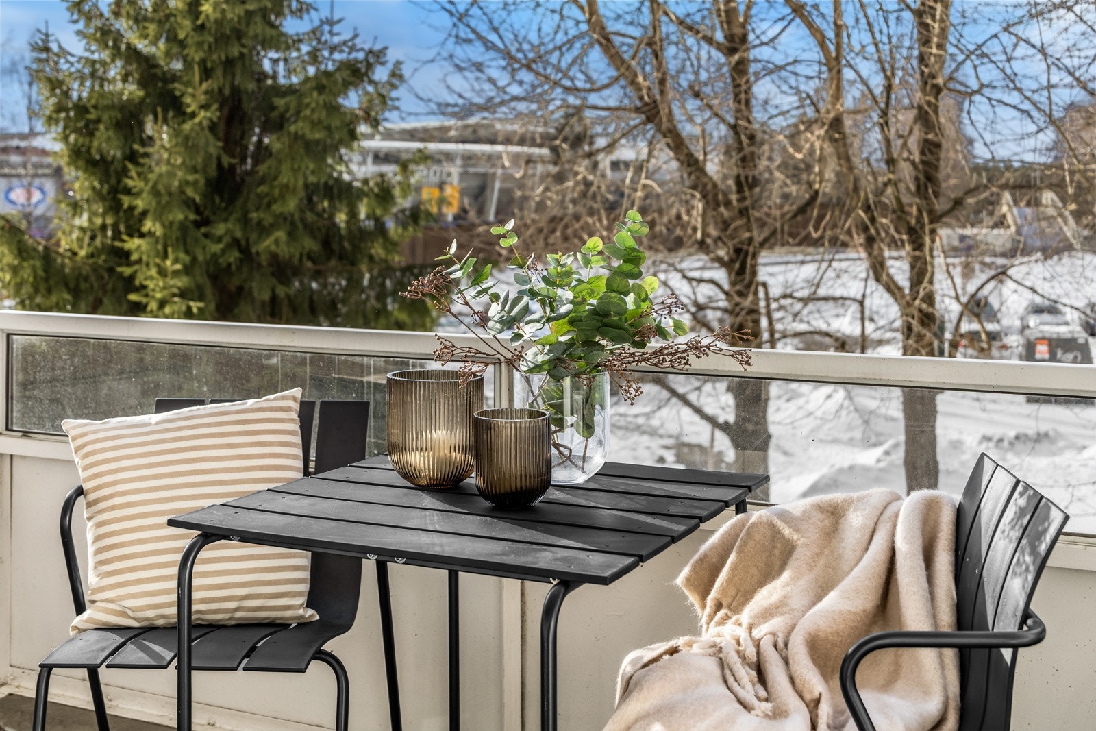 Balkongen er overbygget, noe som gjør at den fungerer som en naturlig forlengelse av stuen på flere årstider. Galleribilde