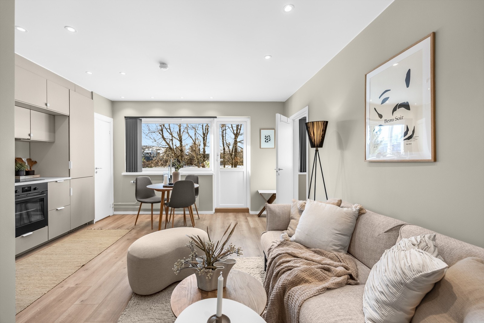 Fra stuen er det utgang til en romslig, vestvendt balkong belagt med treheller. Galleribilde