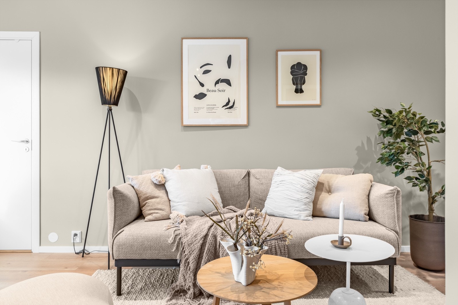 Leiligheten har en lys stue med gode møbleringsmuligheter. Galleribilde