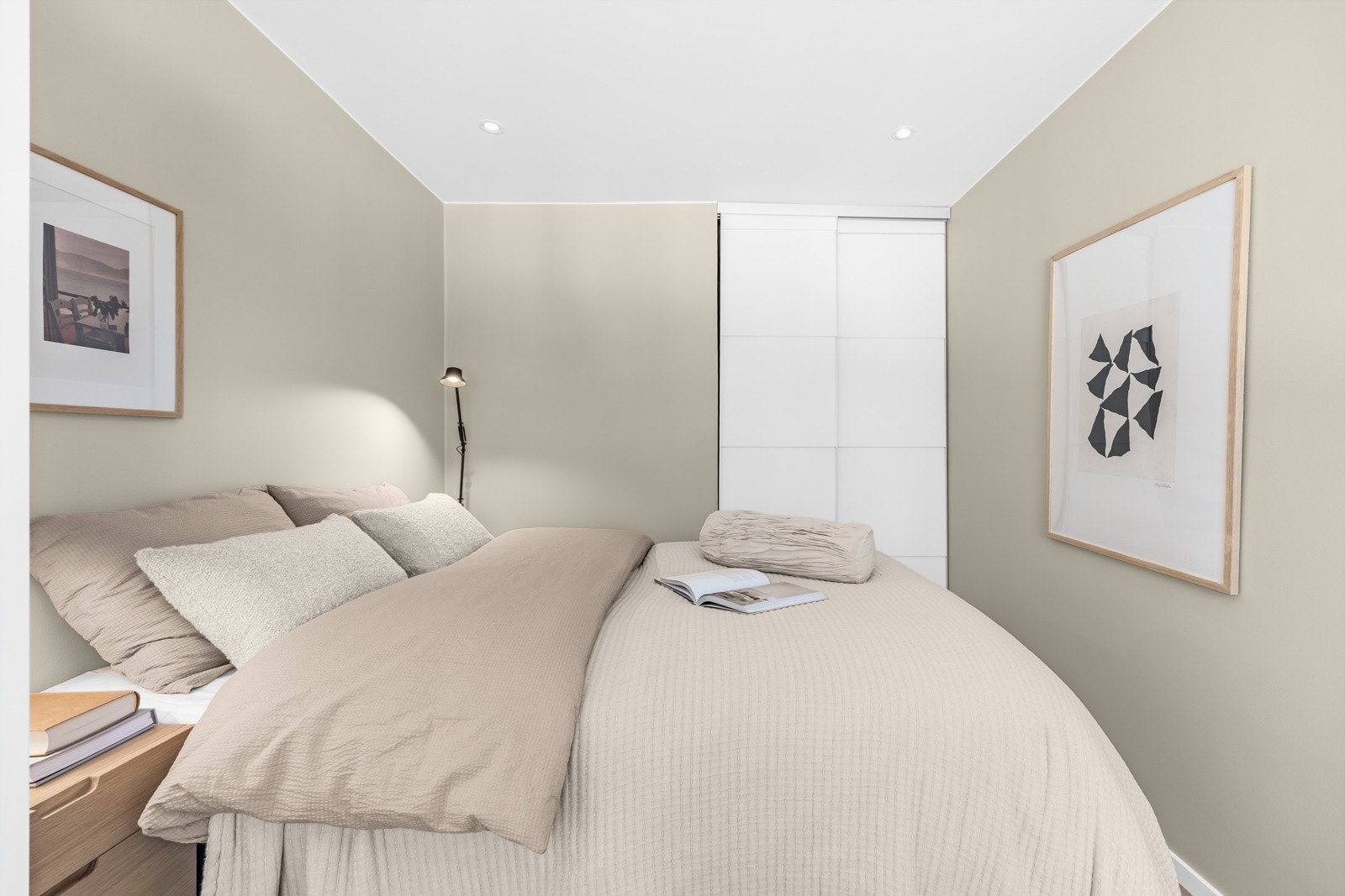 Hyggelig hovedsoverom med god plass til dobbeltseng, nattbord og øvrig møblement. Galleribilde