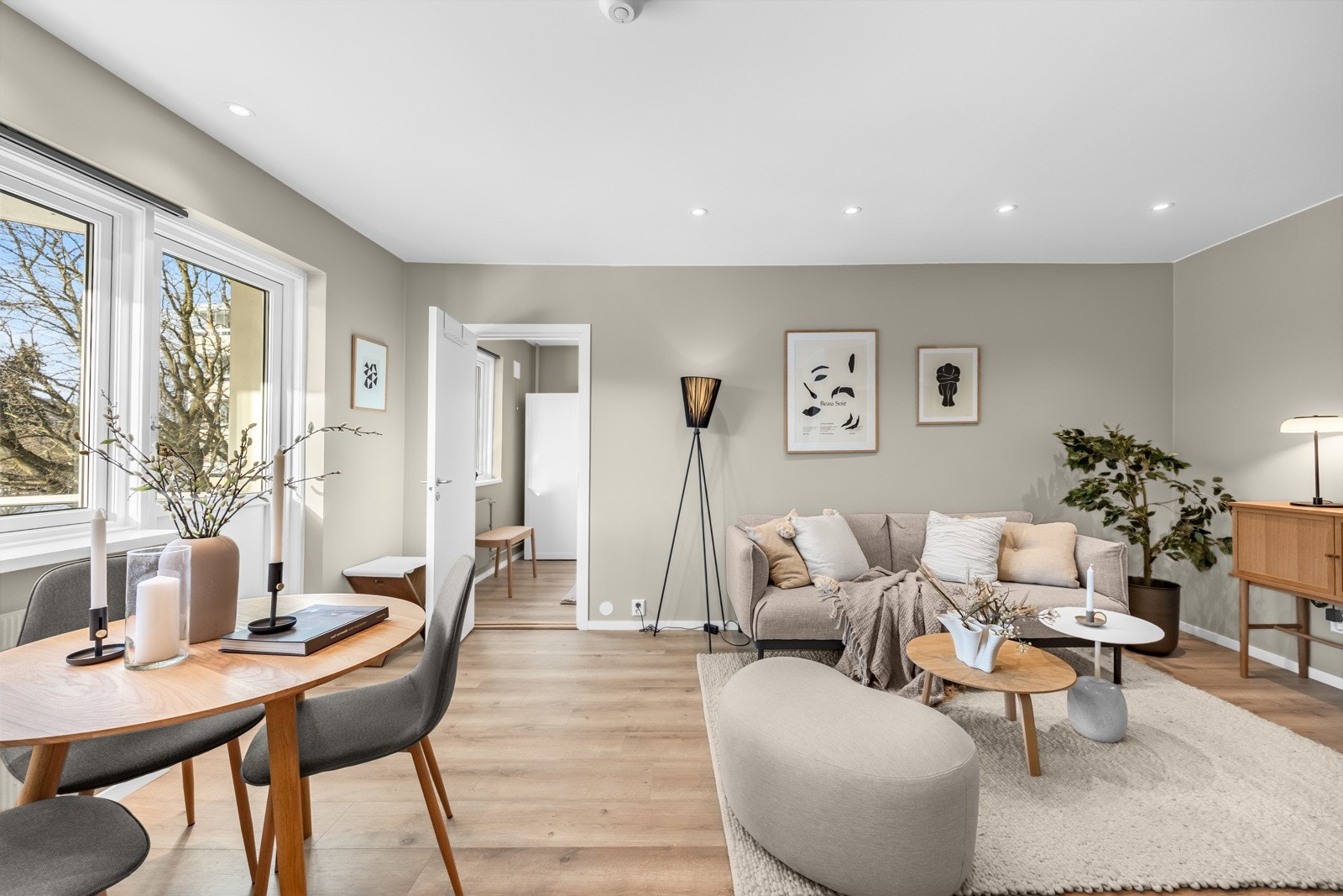 Leiligheten ble betydelig pusset opp i 2024 med nytt gulv, nytt lekkert kjøkken, nytt el-anlegg, og alle overflater ble sparklet og malt. Galleribilde