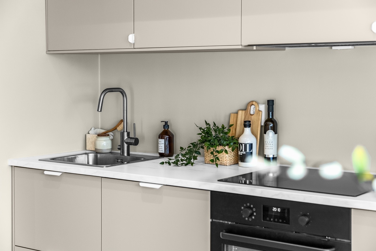 Integrerte hvitevarer som komfyr med nedfelt induksjonstopp, oppvaskmaskin og kjøleskap med frysedel følger med. Galleribilde