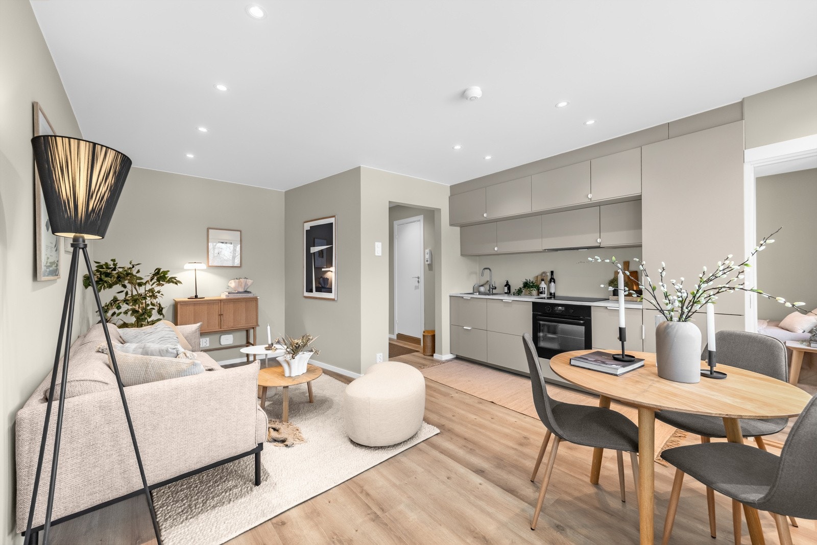 Leiligheten har et lekkert kjøkken fra 2024 i åpen løsning mot stuen. Galleribilde