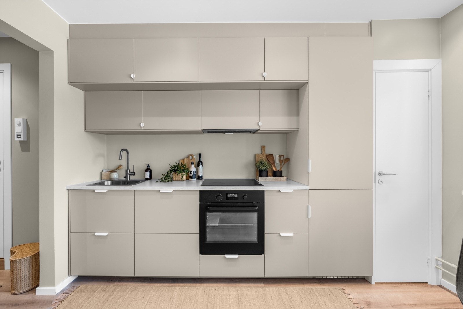 Stilrent og moderne med slette fronter og benkeplate i laminat med nedfelt oppvaskkum. Galleribilde