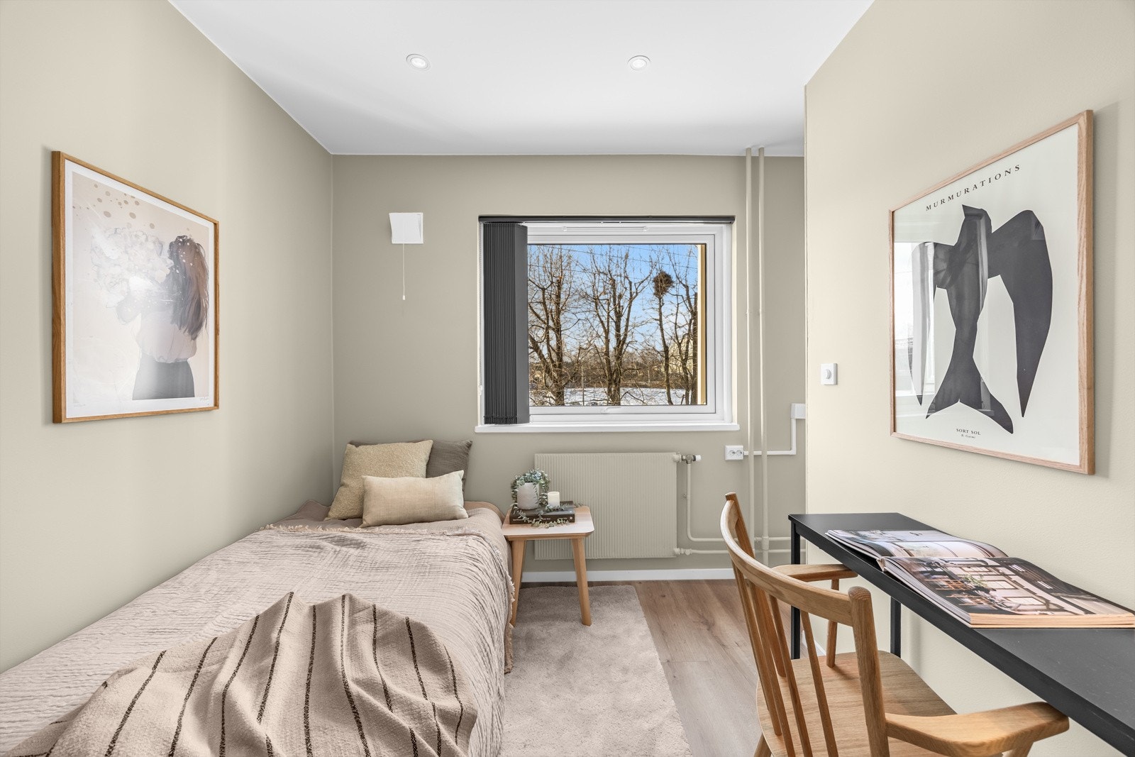 Rommet har godt med skapplass i den store skyvedørsgraderoben. Galleribilde