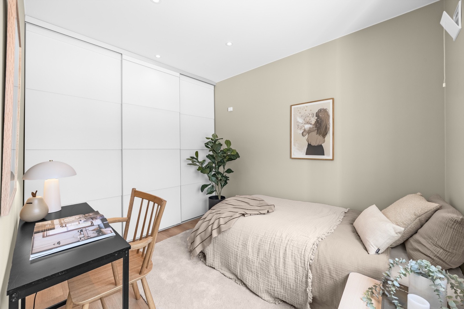 Det andre soverommet er også av god størrelse med plass til seng, nattbord, skrivepult og annet ønsket møblement. Galleribilde