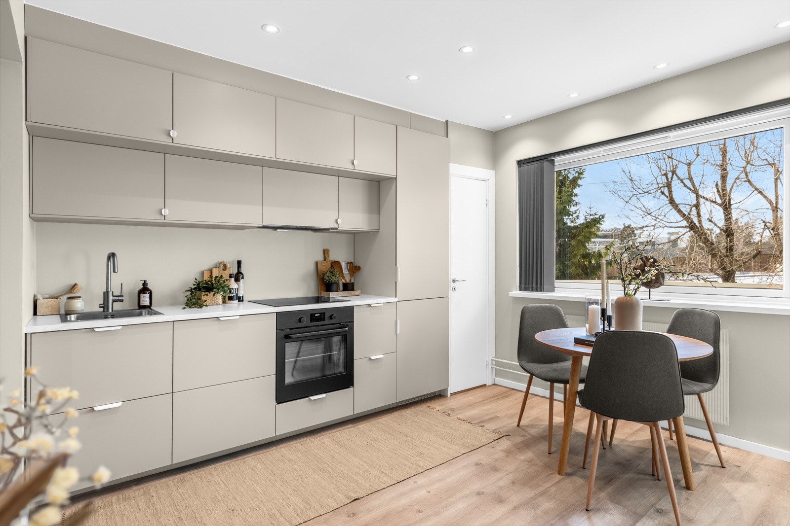 Praktisk og arealeffektiv kjøkkeninnredning med gode løsninger, samt godt med skap- og benkeplass. Galleribilde