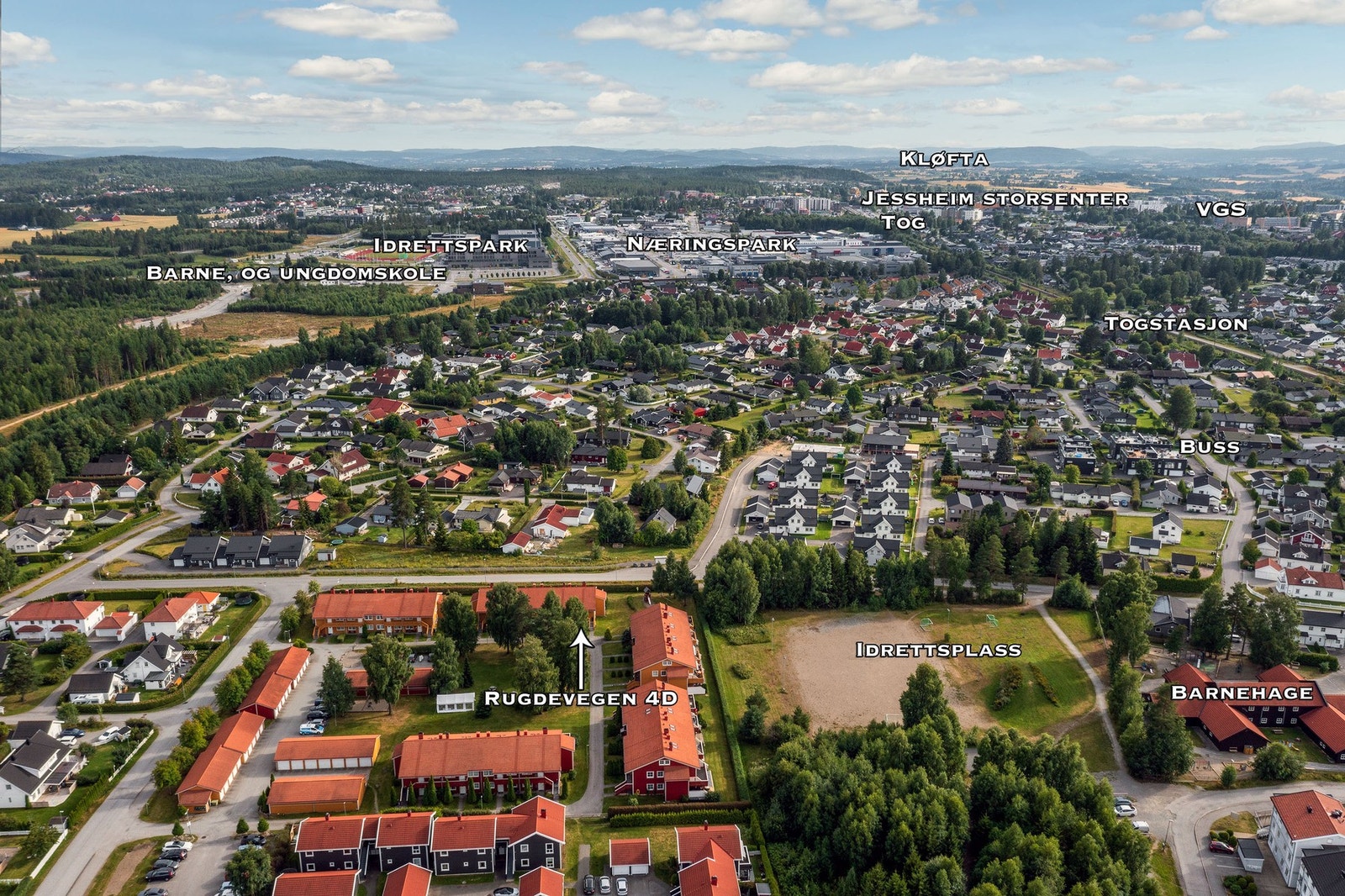 Dronebilde over nærområdet, bilde fra 2022 før bygningsmassen ble malt. Galleribilde