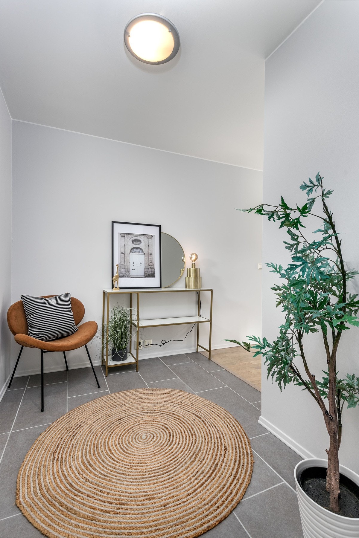 Rommet er holdt i lyse moderne fargevalg, noe som er gjennomgående for de øvrige oppholdsrommene. Galleribilde