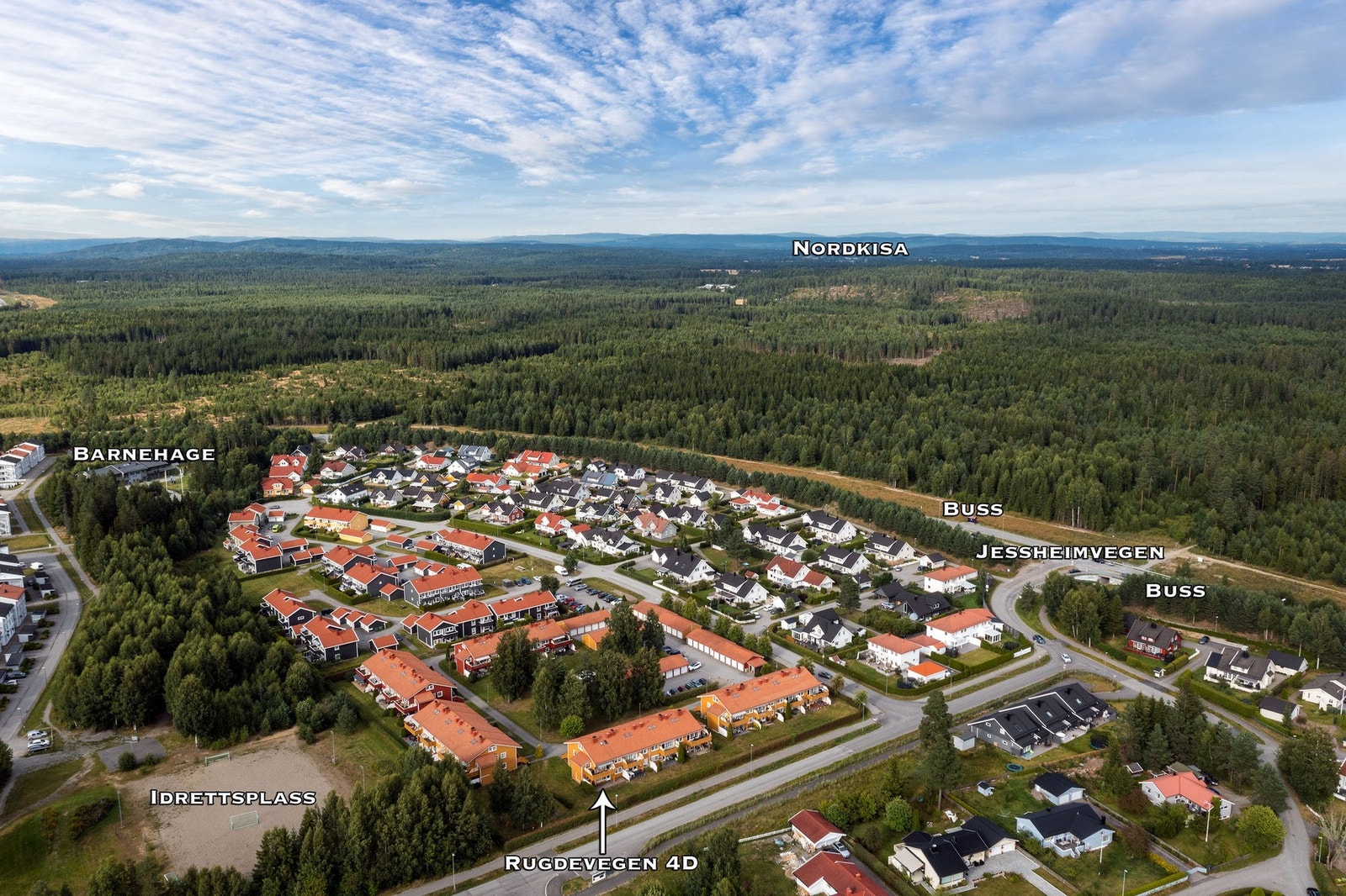 Dronebilde over nærområdet, bilde fra 2022 før bygningsmassen ble malt. Galleribilde
