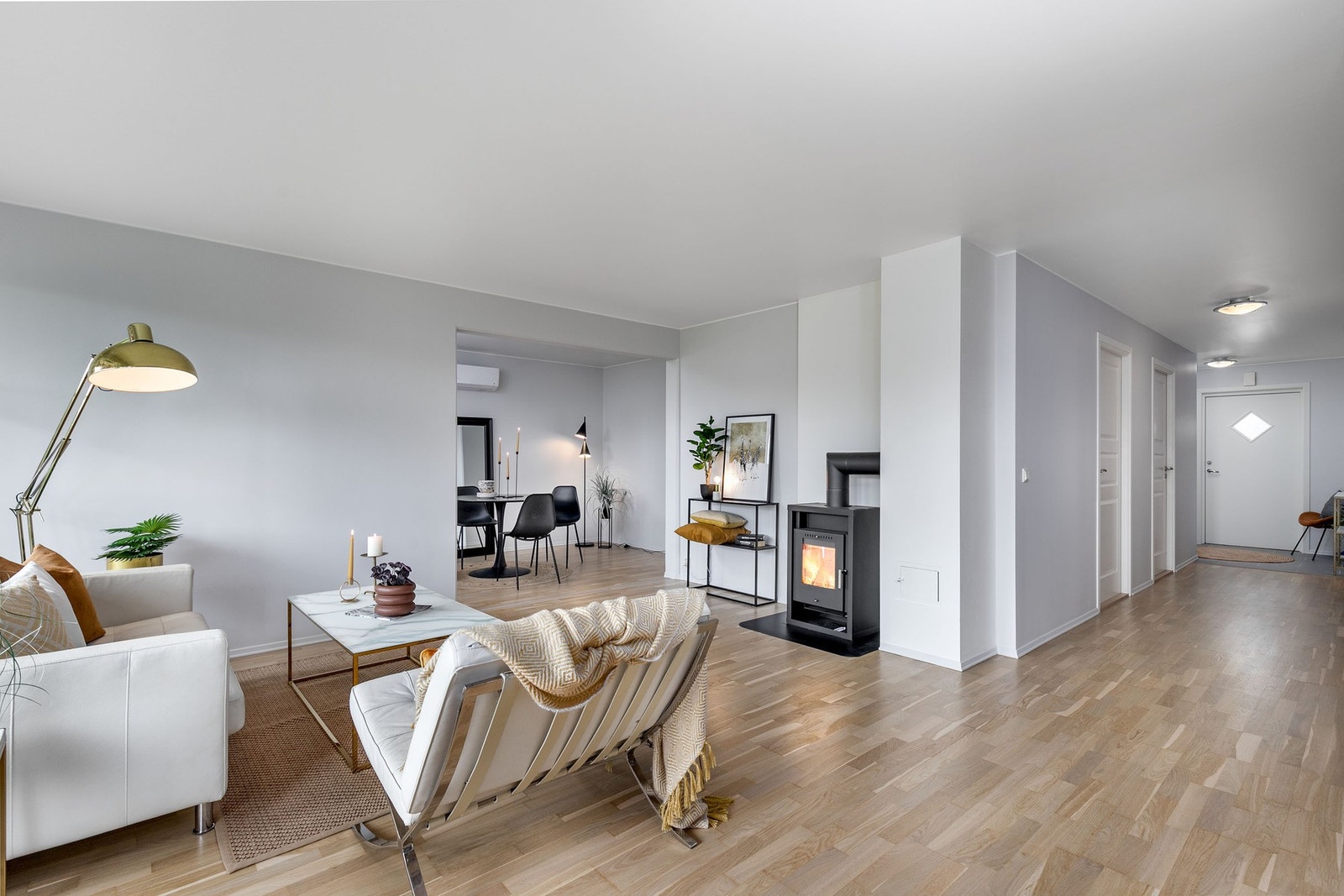 Midt i rommet er det installert en Jøtul peisovn (ny i 2022) for ekstra hygge og komfort. I tillegg er det montert en luft-til-luft varmepumpe på vegg. Galleribilde